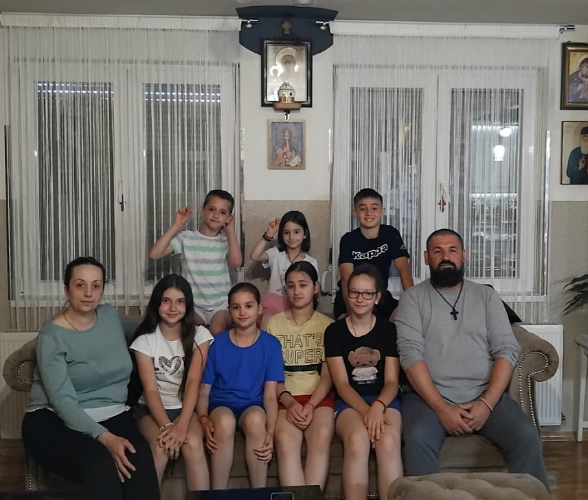 БАЊАЛУКА, 15. ЈУНА /СРНА/ - Велики хуманитарни пројекат Одбора за помоћ Косову и Метохији "Спојимо дјецу Косова и Метохије и Републике Српске" и ове је године показао велику хуманост породица широм Републике Српске.
