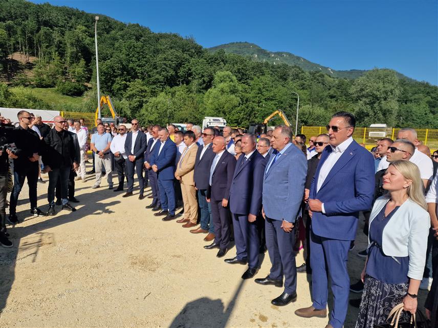 ШЕКОВИЋИ, 15. ЈУНА /СРНА/ - Код примопредајне станице Јаковице у Шековићима почела је церемонија којом ће бити озваничен почетак радова на гасификацији источног дијела Републике Српске.