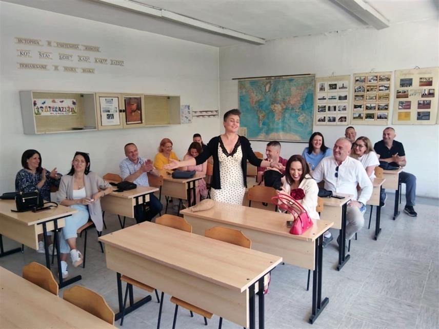 ФОЧА, 15. ЈУНА /СРНА/ - Прва генерација обновљене фочанске Гимназије окупила се три деценије након матуре и евоцирала успомене на ђачке дане.