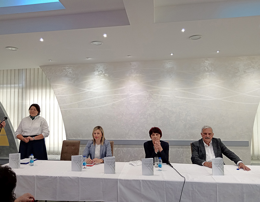 СОКОЛАЦ, 15. ЈУНА /СРНА/ - На Сокоцу је вечерас промовисана књига "Психијатрија у вртлогу рата" аутора примаријуса доктора Миломира Ђерића, у којој говори о ономе што се дешавало у психама људи у рату и послије.