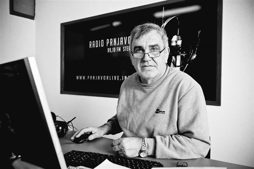 ПРЊАВОР, 16. ЈУНА /СРНА/ - Дугогодишњи новинар Бране Рaдуловић из Прњавора преминуо је данас у 69. години након дуже болести.