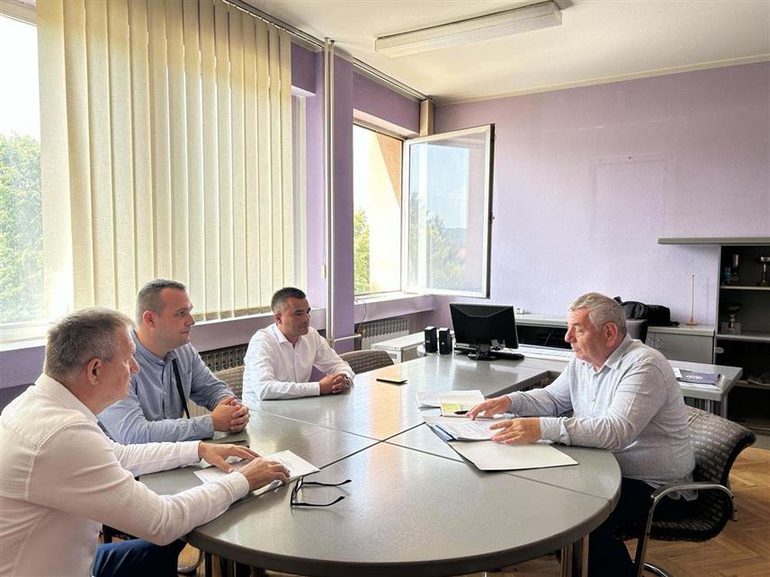 КОЗАРСКА ДУБИЦА, 16. ЈУНА /СРНА/ - У управи предузећа "Хемијска прерада кукуруза" /ХПК/ Драксенић у Козарској Дубици, које се бави индустријском прерадом кукуруза, данас је извршена званична примопредаја имовине тог предузећа купцу - компанији "Јелена" из Козарске Дубице, након стечаја који је трајао пет година.