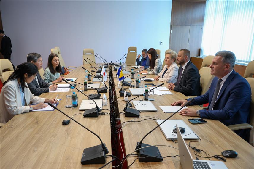 САРАЈЕВО, 16. ЈУНА /СРНА/ - Чланови Групе пријатељства Парламентарне скупштине БиХ за Сјеверну и Јужну Америку, Аустралију, Океанију и Јапан и амбасадор Јапана у БиХ Тошихиро Аики на састанку у Сарајеву.