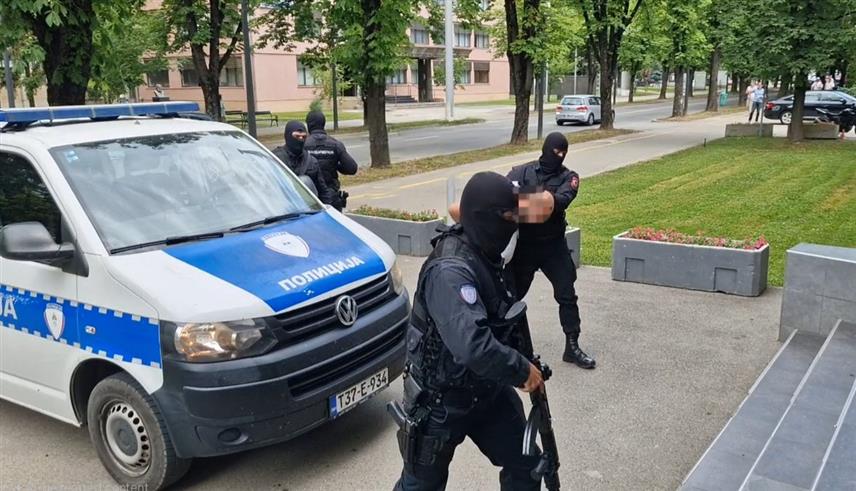 ПРИЈЕДОР, 16. ЈУНА /СРНА/ - Два лица истих иницијала А.М. из Приједора ухапшена су данас у акцији "Ботаник" усмјереној на спречавање производње и промета дрога.