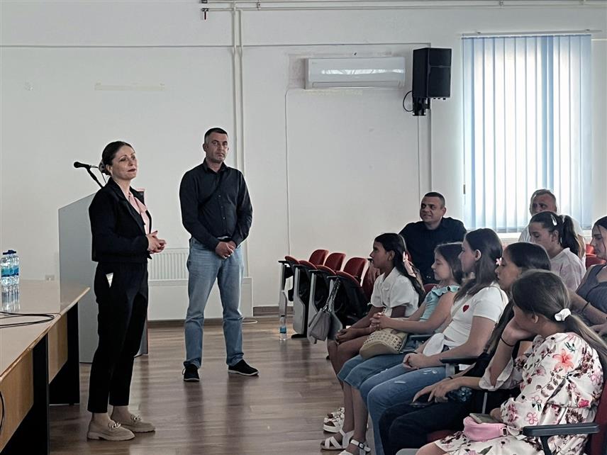 КОЗАРСКА ДУБИЦА, 17. ЈУНА /СРНА/ - Званичници Општинске управе Козарска Дубица организовали су данас пријем за ученике са Космета и њихове наставнике који бораве у овој локалној заједници у оквиру пројекта "Спојимо дјецу Косова и Метохије и Републике Српске".