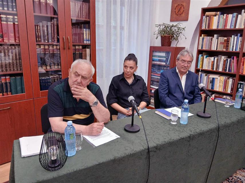 ТРЕБИЊЕ, 17. ЈУНА /СРНА/ - У Народној библиотеци Требиње вечерас је представљена филозофско-поетска књиге "Златно руно" аутора Драгана Вучинића.