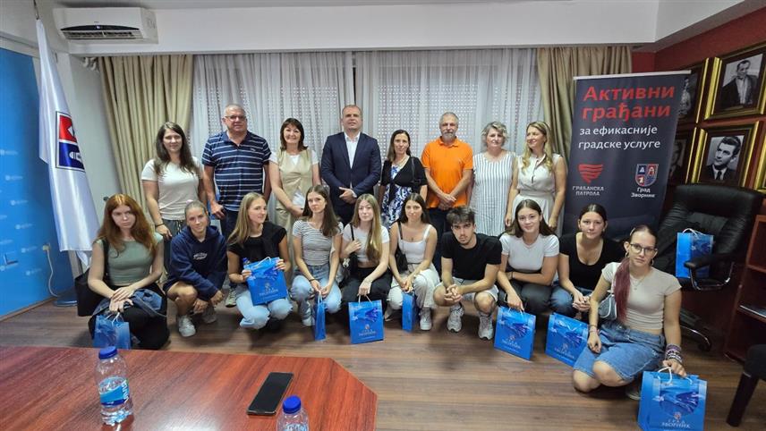 ЗВОРНИК, 18. ЈУНА /СРНА/ - Градоначелник Зворника Бојан Ивановић организовао је данас пријем за ученике, професоре и директора Школског центра "Сречко Косовел" из словеначког града Сежана који бораве у тродневној посјети зворничком Средњошколском центру /СШЦ/ "Петар Кочић".