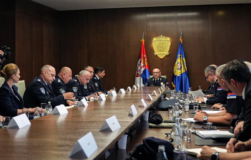 БЕОГРАД, 18. ЈУНА /СРНА/ - Србија је безбједна и сигурна земља, а њена полиција, захваљујући посвећеном, професионалном приступу и константним радом, обезбјеђује стабилан поредак у времену пуном изазова, рекао је директор полиције Србије Драган Васиљевић.