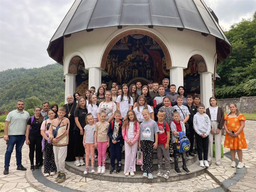 СРЕБРЕНИЦА, 18. ЈУНА /СРНА/ - Дјеца са Космета која у оквиру пројекта "Спојимо дјецу Косова и Метохије и Републике Српске" бораве у Братунцу данас су посјетила средњовјековни Манастир Сасе код Сребренице заједно са вјероучитељима из основних школа "Вук Караџић" и "Бранко Радичевић", руководиоцима школа и наставницима.