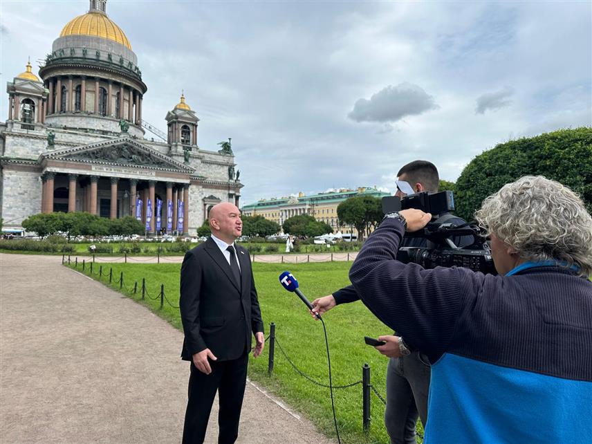 БЕОГРАД/САНКТ ПЕТЕРБУРГ, 18. ЈУНА /СРНА/ - Министар без портфеља у Влади Србије задужен за међународну економску сарадњу и друштвени положај цркве у земљи и иностранству Ненад Поповић у обраћању новинарима у Санкт Петербургу.