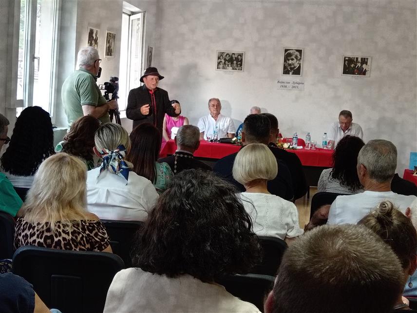 РОГАTИЦА , 19. ЈУНА /СРНА/ - Други дан манифестације "Дани Војислава Лубарде" у Рогатици био је у знаку овог великог српског књижевника и академика, а приређена је изложба његових фотографија, дјела и личних предмета, који ће бити стална поставка у истоименој Народној библиотеци.