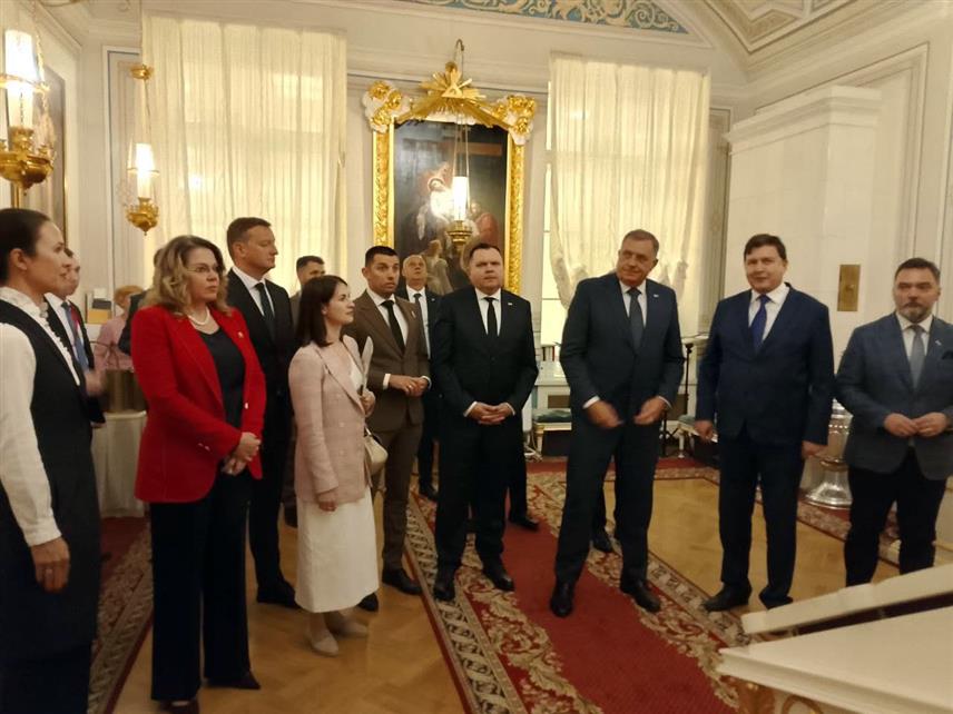 САНКТ ПЕТЕРБУРГ, 19. ЈУНА /СРНА/ - Предсједник Републике Српске Милорад Додик посјетио је данас изложбу под називом "Република Српска" у предсједничкој библиотеци "Борис Јељцин" у Санкт Петербургу.