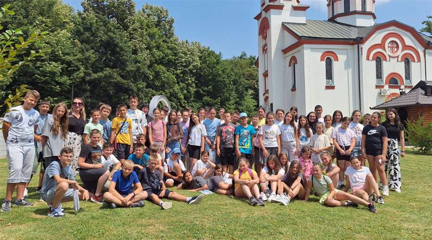БИЈЕЉИНА, 19. ЈУНА /СРНА/ - Дјеца из Обилића, која у Бијељини бораве у оквиру пројекта "Спојимо дјецу Косова и Метохије и Републике Српске", данас су посјетила манастир у Драгаљевцу и туристички комплекс "Чичино сокаче".