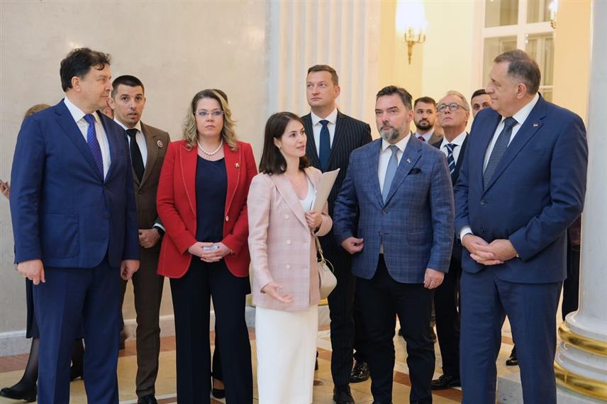 САНКТ ПЕТЕРБУРГ, 19. ЈУНА /СРНА/ - Министар спољне трговине и економских односа у Савјету министара Сташа Кошарац истакао је да ће захваљујући изложби "Република Српска", која је данас отворена у Санкт Петербургу, пријатељи из Русије имати прилику да се боље упознају са Српском, што ће додатно јачати пријатељске и братске односе два народа.