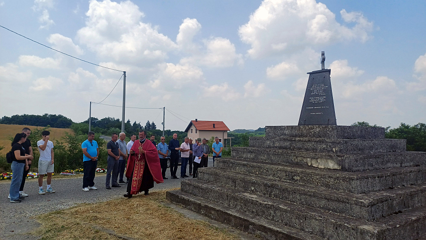 ДЕРВЕНТА, 19. ЈУНА /СРНА/ - У Дервенти је служен помен за осам српских логораша убијених на данашњи дан 1992. године на локацији Томасово брдо и двојицу логораша убијених у логору тадашњег Дома ЈНА - Благоја Ђураша и Чеду Ћудића.