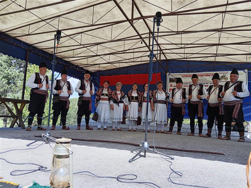 СОКОЛАЦ, 1. ЈУНА /СРНА/ - На осмом Сабору изворног народног пјевања "Пјевај, Романијо" данас се на Сокоцу окупило готово 300 учесника из Републике Српске, Србије и Црне Горе.