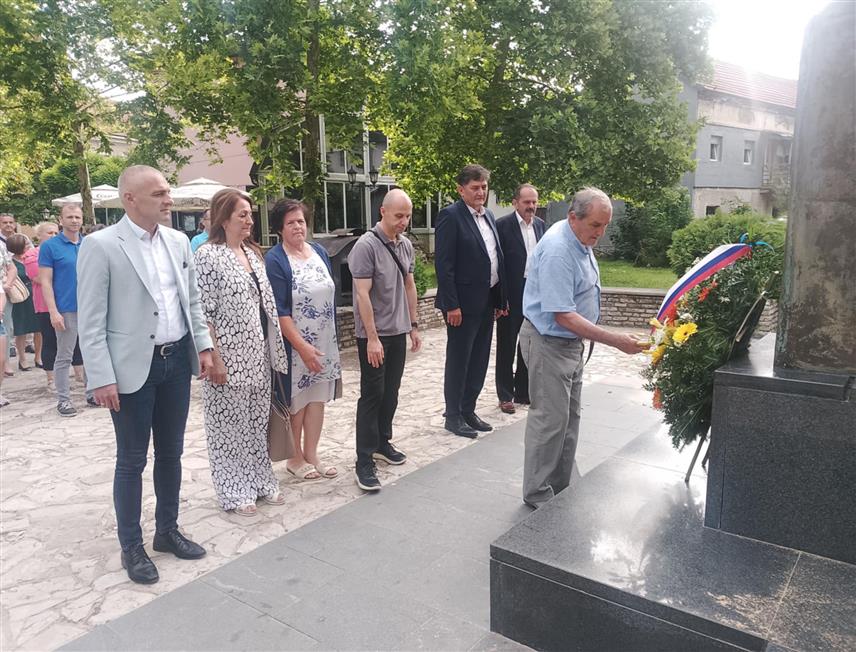 НОВИ ГРАД, 20. ЈУНА /СРНА/ - Представници Организације породица заробљених и погинулих бораца положили су вијенце и прислужили свијеће код централног спомен-обиљежја погинулим борацима Војске Републике Српске.