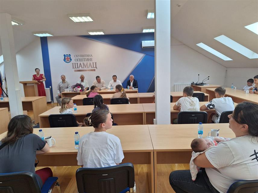 ШАМАЦ, 20. ЈУНА /СРНА/ - У шамачкој Општинској управи уприличен је пријем и уручени скромни поклони за 24-оро дјеце из Липљана и њихове наставнике који бораве у Шамцу у оквиру пројекта "Спојимо дјецу Косова и Метохије и Републике Српске".