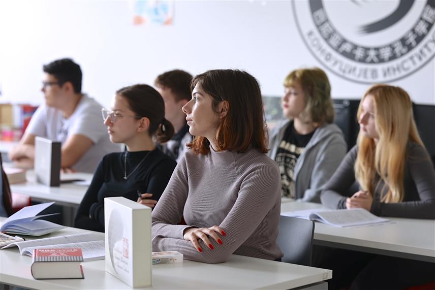 БАЊАЛУКА, 20. ЈУНА /СРНА/ - У академској 2025/2026. години на Студијски програм синологије Филолошког факултета Универзитета у Бањалуци уписује се четврта генерација студената, а велики број матураната из свих крајева Републике Српске били су заинтересовани за овај смјер на Дану отворених врата у бањалучком Универзитетском граду.