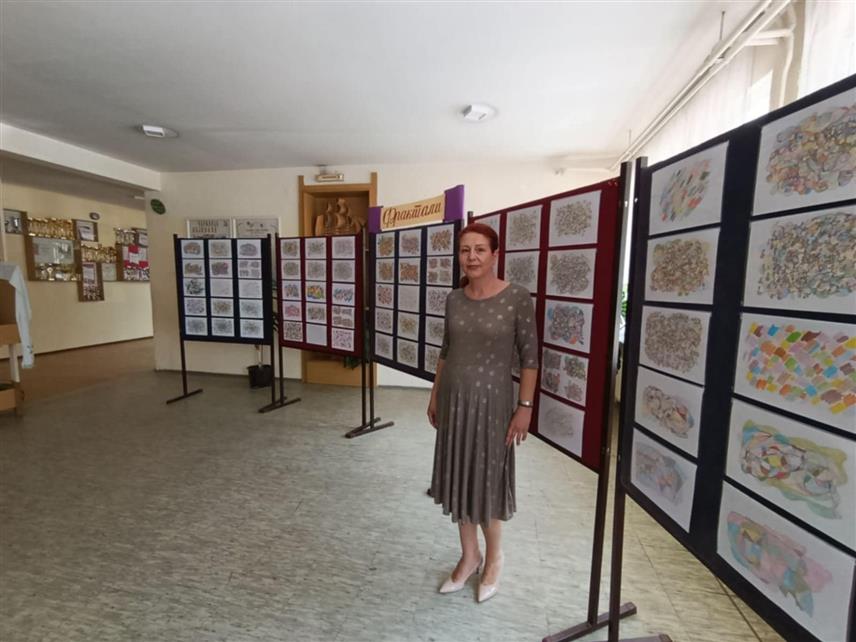 НОВИ ГРАД, 21. ЈУНА /СРНА/ - Учитељица Марина Радаковић била је водитељ радионице интегративног фракталног цртања у Основној школи "Вук Караџић" гдје је запослена 28 година.
