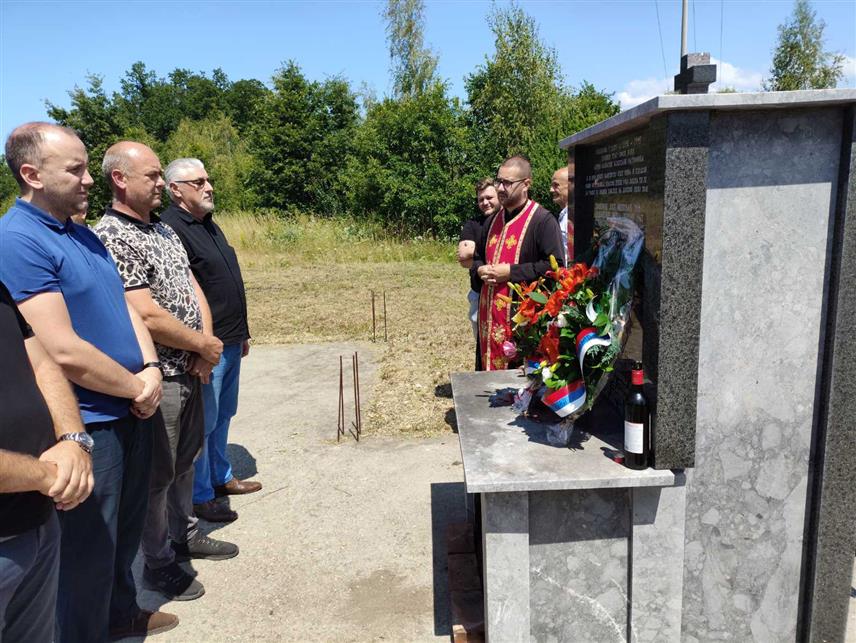 СРЕБРЕНИЦА, 21. ЈУНА /СРНА/ – У сребреничком селу Ратковићи данас је служен парастос и положено цвијеће код споменика поводом обиљежавања 33 године од страдања 24 Срба из тог села, од којих су скоро сви били цивила.