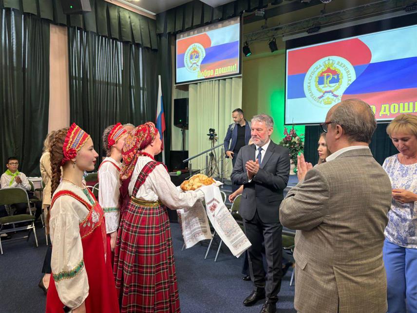 САРАЈЕВО, 21. ЈУНА /СРНА/ - Амбасада Руске Федерације у БиХ саопштила је да је Комитет за спољне везе Санкт Петербурга организовао посебан програм за Министра здравља и социјалне заштите Алена Шеранића у оквиру посјете делегације Републике Српске Санкт Петербургу ради учешћа на Петербуршком међународном економском форуму.