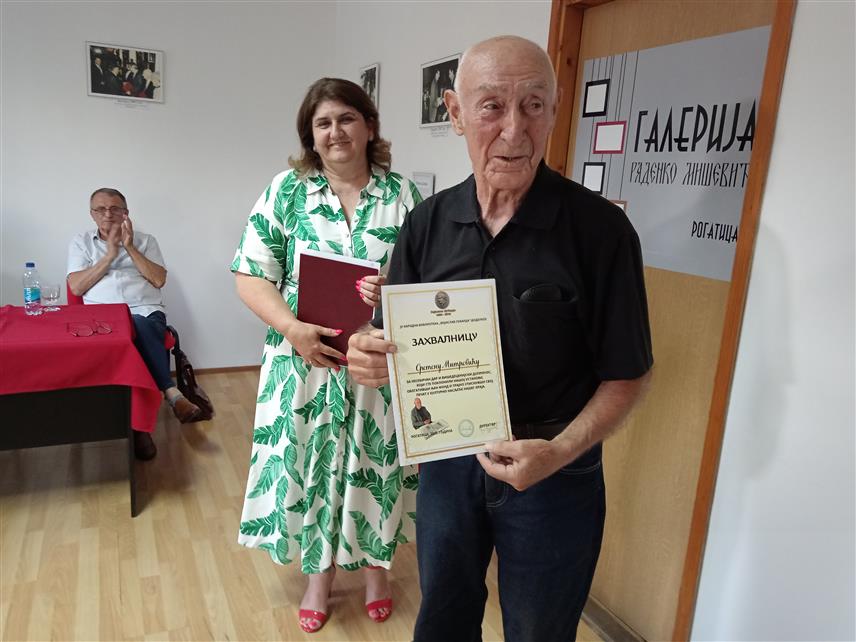 РОГАTИЦА, 22. ЈУНА /СРНА/ - Новинар Сретен Митровић из Рогатице у новинарство је ушао непланирано 1960. године и ту се задржао чак више пет деценија за шта је добио разна признања.