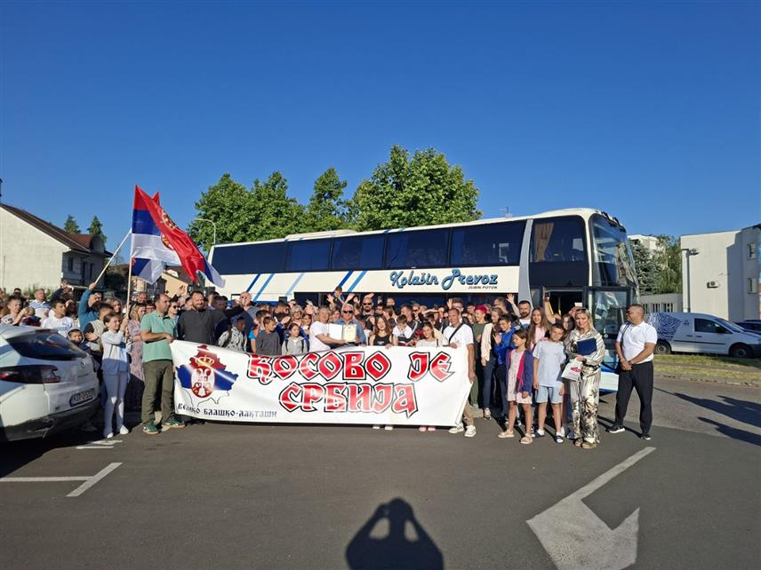 БРАТУНАЦ, 29. ЈУНА /СРНА/ - Више од 650 дјеце, њихових наставника са Косова и Метохије испраћено је данас са братуначке Рајске плаже до граничног прелаза Братољуб на Дрини након њиховог седмодневног боравка у Републици Српској.
