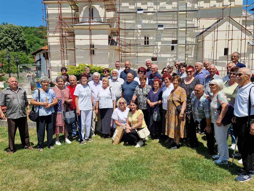 ВИШЕГРАД, 22. ЈУНА /СРНА/ - Из Вишеграда је данас око 50 пензионера отпутовало на једнодневни излет у манастир Милешеву код Пријепоља, у организацији општинског Удружења пензионера, уз подршку општине и предузећа "Хидроелектране на Дрини".	