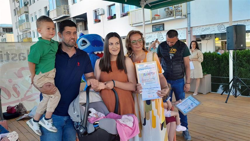 ПАЛЕ, 22. ЈУНА /СРНА/ - Традиционална манифестација "Конференција беба" на Палама окупила је данас 255 малишана до двије године, а титулу најмлађе бебе понијела је Софија Томаш која је рођена 13. јула.	