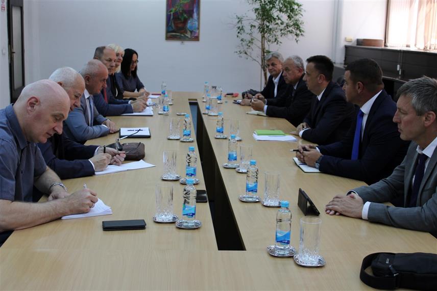 БАЊАЛУКА, 23. ЈУНА /СРНА/ - Министар енергетике и рударства Републике Српске Петар Ђокић, федерални министар енергије, рударства и индустрије Ведран Лакић и директори три електропривреде у БиХ констатовали су да је стање у енергетском сектору сложено и да постоји потреба веће координације кључних актера у систему.