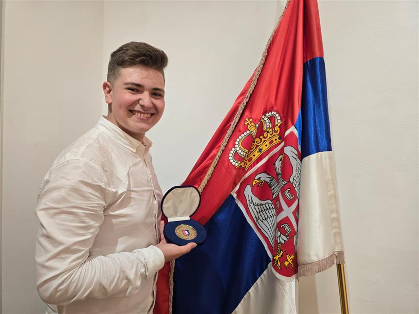 БИЈЕЉИНА, 23. ЈУНА /СРНА/ - Савез Срба Француске уручио је престижно признање - Златну значку петнаестогодишњем виртуозу из Бијељине Ђорђу Перићу за изузетан допринос очувању и промоцији српске културе широм свијета.