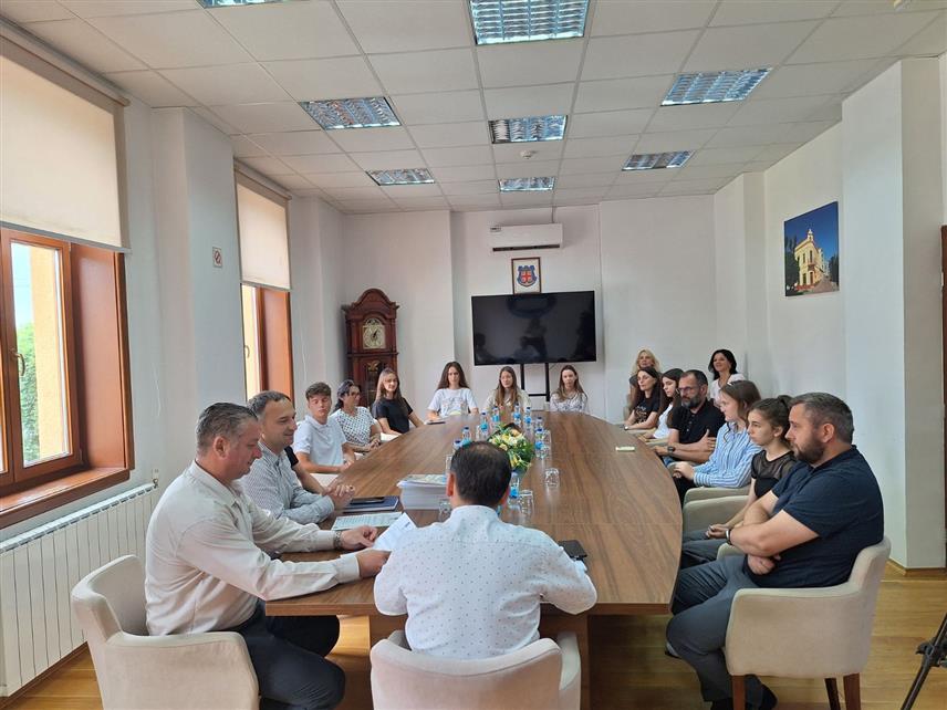 ШАМАЦ, 24. ЈУНА /СРНА/ - У Општинској управи Шамац организован је пријем за 13 ученика од чега пет ученика генерације којима је уручено по 200 КМ и осам ученика вуковаца из Средње школе и основних школа којима је уручено по 100 КМ, свима по једна књига и захвалница.