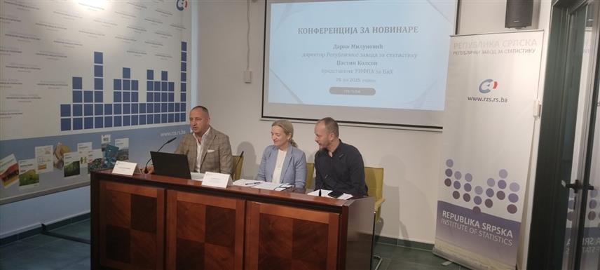БАЊАЛУКА, 25. ЈУНА /СРНА/ - Директор Републичког завода за статистику Дарко Милуновић и представник Популационог фонда УН Џастин Колсон на конференцији за новинаре у Бањалуци.