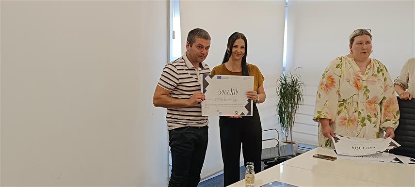 ИСТОЧНО САРАЈЕВО, 25. ЈУНА /СРНА/ - Представници Градске развојне агенције Источно Сарајево потписали су данас са 10 корисника уговоре о додјели грант средстава од по 3.000 долара за покретање бизниса на подручју града у оквиру пројекта "Корак до посла".