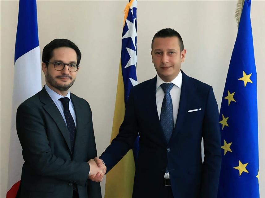 САРАЈЕВО, 25. ЈУНА /СРНА/ - Замјеник министра одбране у Савјету министара Александар Гогановић разговарао је данас у Сарајеву са амбасадором Француске у БиХ Франсоом Делмасом о европском путу БиХ, са посебним акцентом на војно-билатералну сарадњу двије земље, као и о значају и улози Француске у оквиру мисије ЕУФОР-а Алтеа, која, како је истакнуто, има важну улогу у очувању стабилности и безбједности у БиХ.