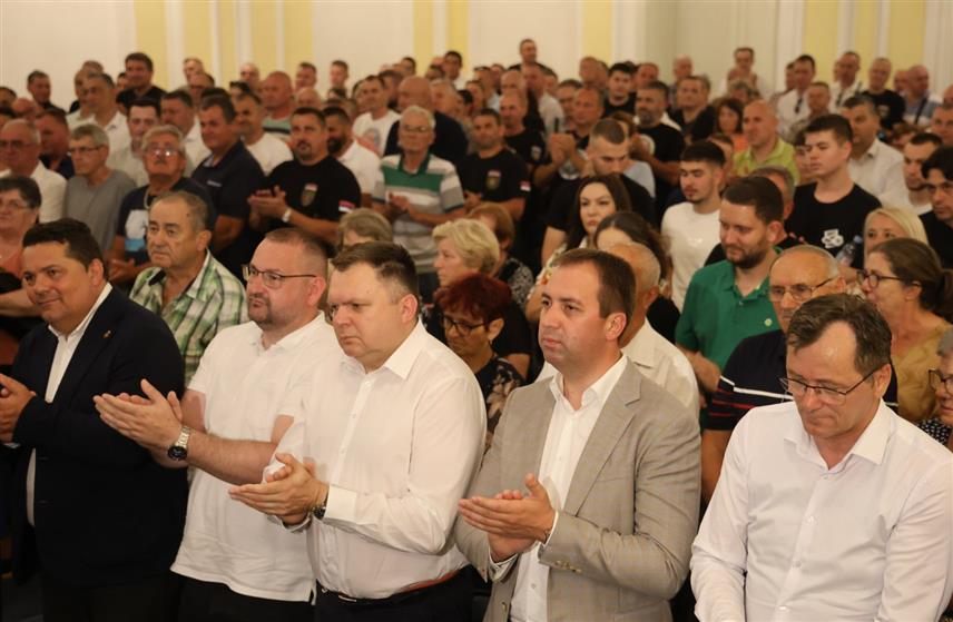 БАЊАЛУКА, 25. ЈУНА /СРНА/ - Предсједник Социјалистичке партије Српске /СПС/ Горан Селак присуствовао је вечерас у Бањалуци промоцији монографије "Гарда – душа Републике Српске" у знак сјећања на хероје Гарде који су дали немјерљив допринос одбрани Републике Српске и нагласио важност његовања успомене на гардисте и њихову жртву.