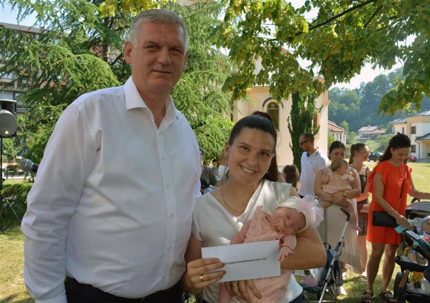 ЛОПАРЕ, 26. ЈУНА /СРНА/ - Теодора Тошић из Прибоја, рођена 17. јуна, постала је предсједник "Конференције беба" одржане у Лопарама као најмлађи учесник манифестације која је окупила 40 малишана.