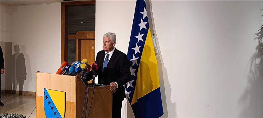 САРАЈЕВО, 26. ЈУНА /СРНА/ - Замјеник предсједавајућег Дома народа Парламентарне скупштине БиХ Дрaган Човић обраћање новинарима у Сарајеву.
