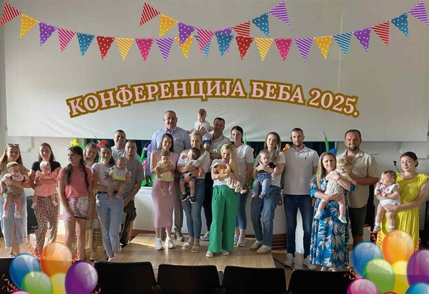 ХАН ПИЈЕСАК, 26. ЈУНА /СРНА/ - На "Конференцији беба" на Хан Пијеску, гдје је од Видовдана прошле године рођено 16 беба, вечерас је изабрано трочлано предсједништво - најстарија, најмлађа и беба из најбројније породице.