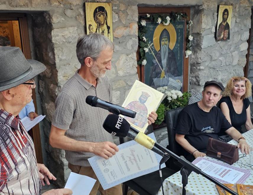 ПОДГОРИЦА, 27. ЈУНА /СРНА/ - Традиционалне Видовданске награде које додјељује Удружење књижевника Црне Горе /УКЦГ/ уручене су вечерас овогодишњим добитницима у порти манастира Светог Симеона Мироточивог на Немањином граду у Подгорици.