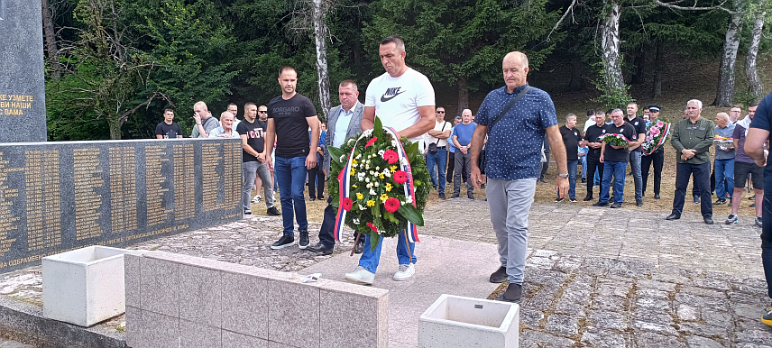 ИСТОЧНА ИЛИЏА, 28. ЈУНА /СРНА/ - Код спомен-обиљежја у Касиндолу у Источној Илиџи, на којем су уписана имена 99 српских бораца погинулих бранећи свој народ и Републику Српску, данас је служен помен и положено цвијеће поводом обиљежавања "Дана Касиндолског батаљона".	