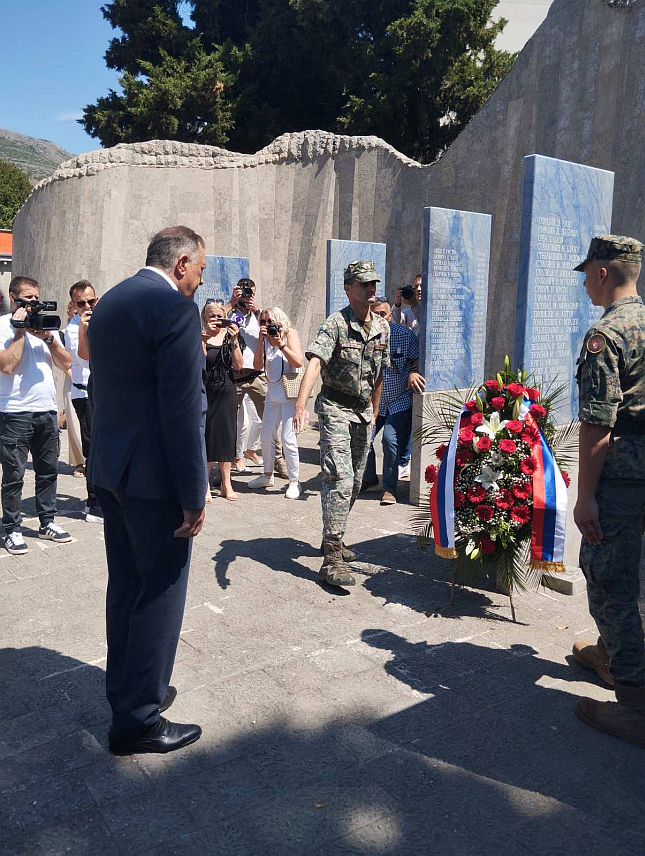 ТРЕБИЊЕ, 28. ЈУНА /СРНА/ - Предсједник Републике Српске Милорад Додик положио је вијенац на Споменик браниоцима Требиња поводом Видовдана, крсне славе Војске Републике Српске и Трећег пјешадијског Република Српска пука.