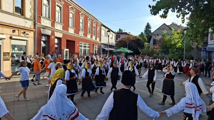 НОВИ ГРАД, 28. ЈУНА /СРНА/ - Друга смотра ветерана фолклора одржана је вечерас на Тргу 9. јануар у Новом Граду, гдје се окупило 250 учесника.
