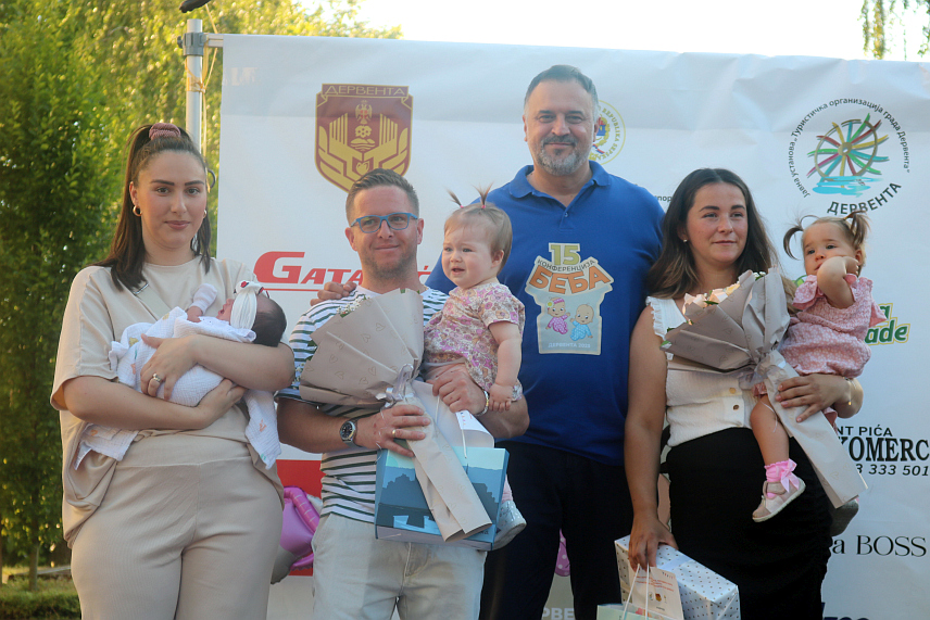 ДЕРВЕНТА, 28. ЈУНА /СРНА/ - У Дервенти је вечерас одржана Конференција беба, а у традиционалном избору трочланог предсједништва учествовало је 60 беба, од 200, колико их је рођено између два Видовдана.	