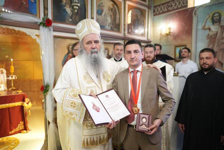 ПЕЛАГИЋЕВО, 29. ЈУНА /СРНА/ - Начелник општине Пелагићево Славко Tешић одликован је Орденом Светог краља Драгутина - преподобног Tеоктиста, једним од највиших признања Српске православне цркве за допринос духовном и друштвеном животу локалне заједнице.	