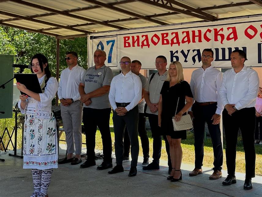 ПРЊАВОР, 29. ЈУНА /СРНА/ - На Вучјаку јуче су служени парастоси и положени вијенци код спомен-плоча са уклесаним именима 626 погинулих бораца са подручја Прњавора и на гробу ратног команданта "Вукова са Вучијака" Вељка Миланковића.