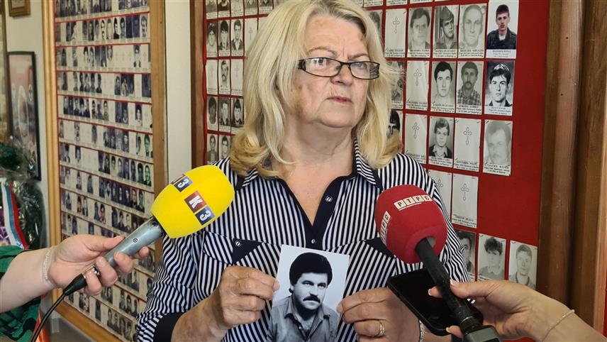 ДОБОЈ, 2. ЈУНА /СРНА/ - У Добоју је данас снимљено свједочење Ружице Пејић из Возуће којој је Одбрамбено-отаџбинском рату убијено 12 чланова породице, прво овог типа у студио центру у овом граду, које се реализује у оквиру пројекта мултимедијалног музеја које је покренула Јавна установа Меморијални центар Републике Српске, а подржала Градска управа