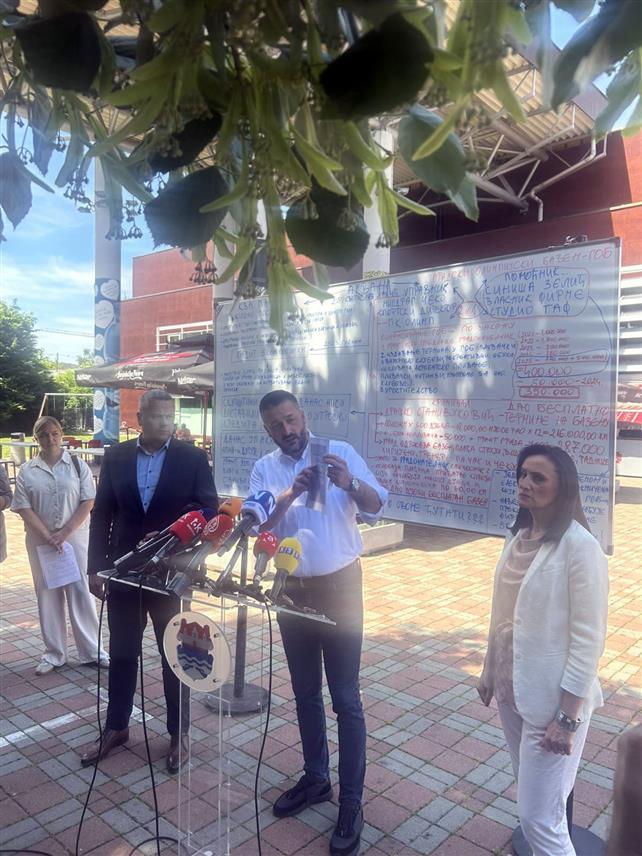 БАЊАЛУКА, 2. ЈУНА /СРНА/ - Предсједник Скупштине града Бањалука Љубо Нинковић позвао је управу Градског олимпијског базена да откључа градски базен и врати дјецу да тренирају, а ако то не учине поручио је да ће сутра позвати Министартво унутрашњих послова и Специјално тужилаштво.