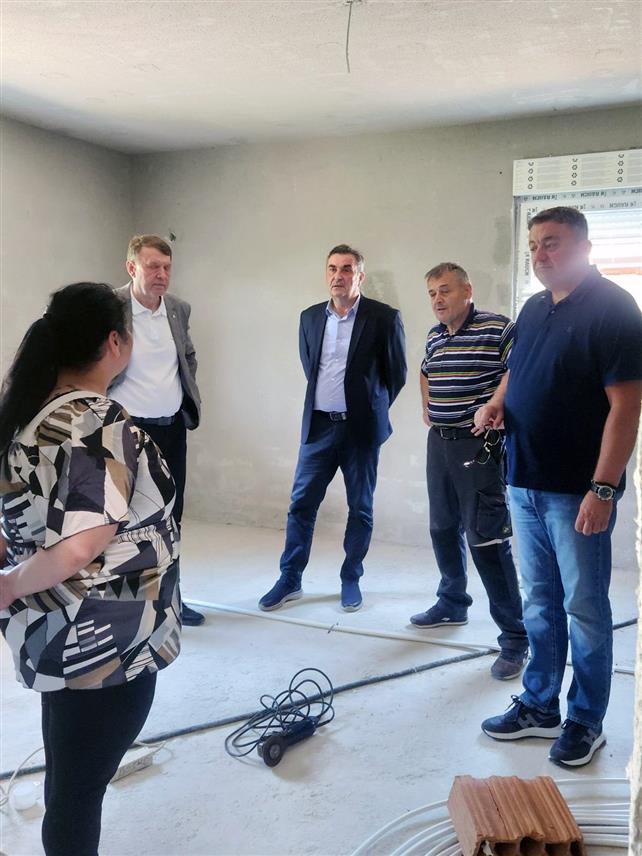 ЗВЕЧАН, 2. ЈУНА /СРНА/ - Замјеник директора Канцеларије Владе Србије за Косово и Метохију Борислав Tајић, заједно са представницима Српске листе Драгишом Миловићем и Иваном Tодосијевићем, посјетио је пет вишечланих породица у општини Звечан, које су добиле нове куће, захваљујући подршци Канцеларије.